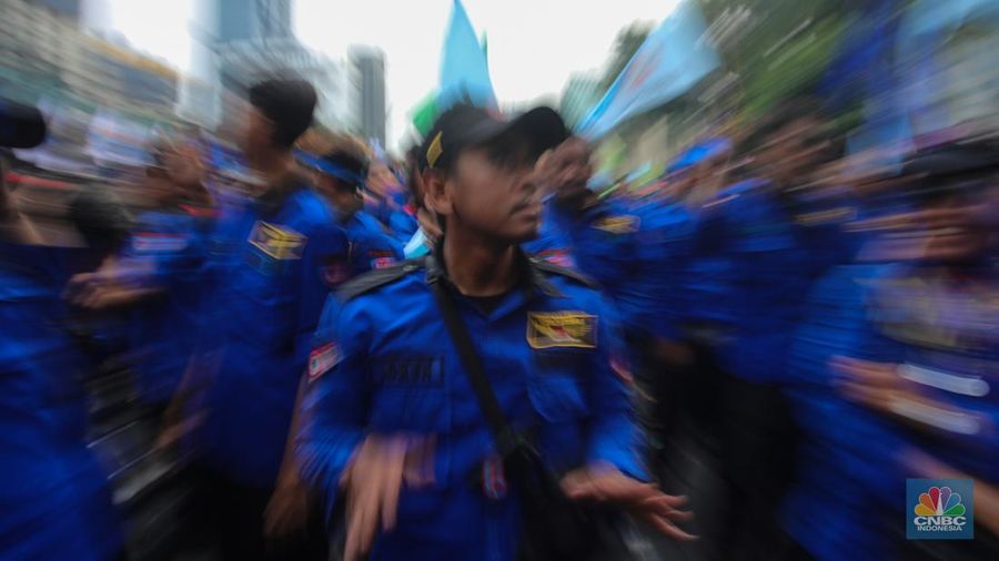 Buruh melakukan sujud syukur saat aksi unjuk rasa di kawasan Patung Kuda, Jalan Medan Merdeka Barat, Jakarta, Kamis (31/10/2024). (CNBC Indonesia/Faisal Rahman)
