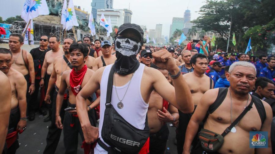 Buruh melakukan sujud syukur saat aksi unjuk rasa di kawasan Patung Kuda, Jalan Medan Merdeka Barat, Jakarta, Kamis (31/10/2024). (CNBC Indonesia/Faisal Rahman)