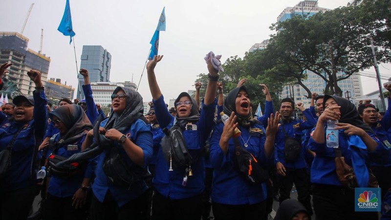 Buruh melakukan sujud syukur saat aksi unjuk rasa di kawasan Patung Kuda, Jalan Medan Merdeka Barat, Jakarta, Kamis (31/10/2024). (CNBC Indonesia/Faisal Rahman)