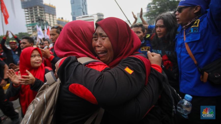 Buruh melakukan sujud syukur saat aksi unjuk rasa di kawasan Patung Kuda, Jalan Medan Merdeka Barat, Jakarta, Kamis (31/10/2024). (CNBC Indonesia/Faisal Rahman)