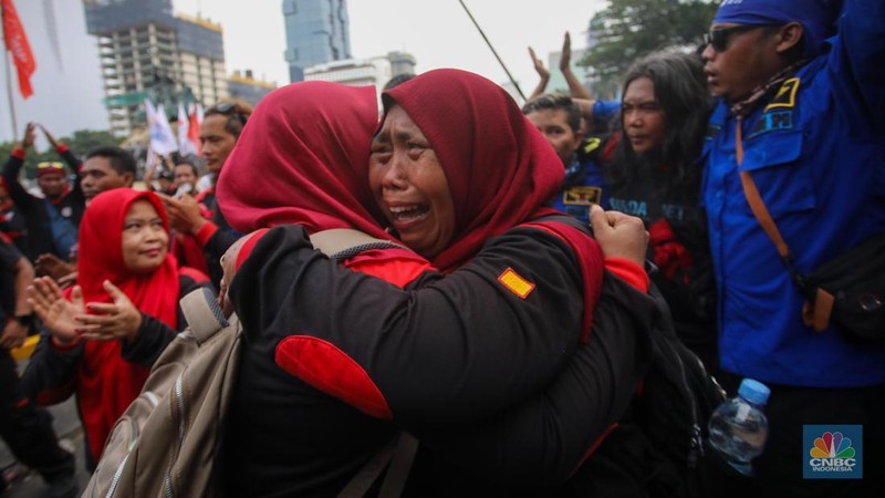 Buruh melakukan sujud syukur saat aksi unjuk rasa di kawasan Patung Kuda, Jalan Medan Merdeka Barat, Jakarta, Kamis (31/10/2024). (CNBC Indonesia/Faisal Rahman)