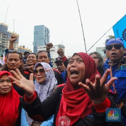 Potret Buruh Sujud Syukur hingga Buka Baju di Patung Kuda