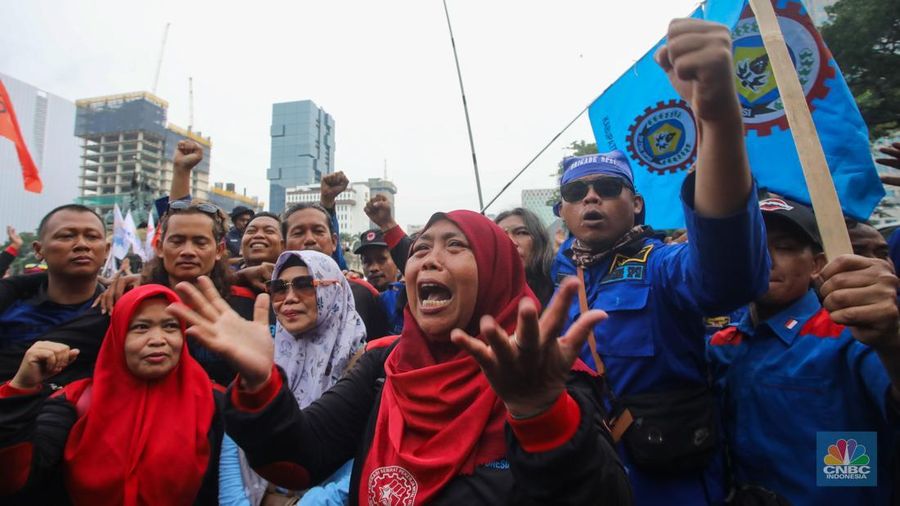 Buruh melakukan sujud syukur saat aksi unjuk rasa di kawasan Patung Kuda, Jalan Medan Merdeka Barat, Jakarta, Kamis (31/10/2024). (CNBC Indonesia/Faisal Rahman)