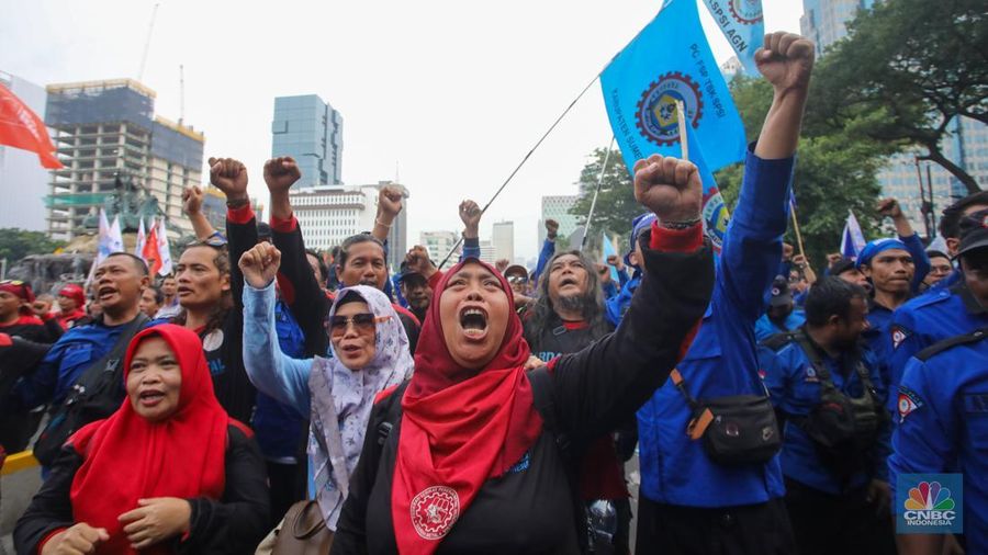 Buruh melakukan sujud syukur saat aksi unjuk rasa di kawasan Patung Kuda, Jalan Medan Merdeka Barat, Jakarta, Kamis (31/10/2024). (CNBC Indonesia/Faisal Rahman)