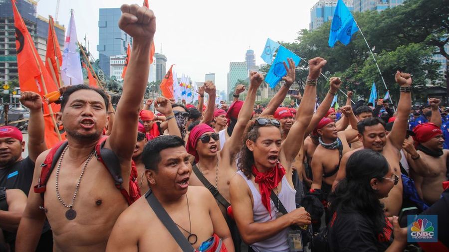 Buruh melakukan sujud syukur saat aksi unjuk rasa di kawasan Patung Kuda, Jalan Medan Merdeka Barat, Jakarta, Kamis (31/10/2024). (վ/Faisal Rahman)