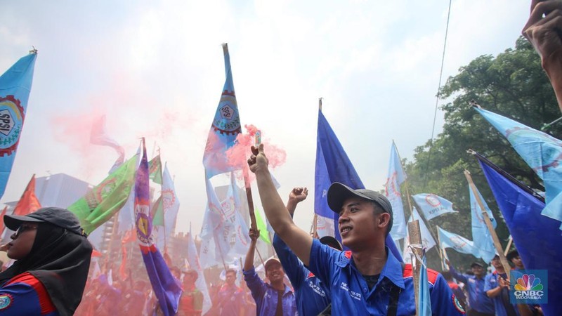 Buruh melakukan unjuk rasa di kawasan Patung Kuda, Jalan Merdeka Barat, Jakarta, Kamis (31/10/2024). (CNBC Indonesia/Faisal Rahman)
