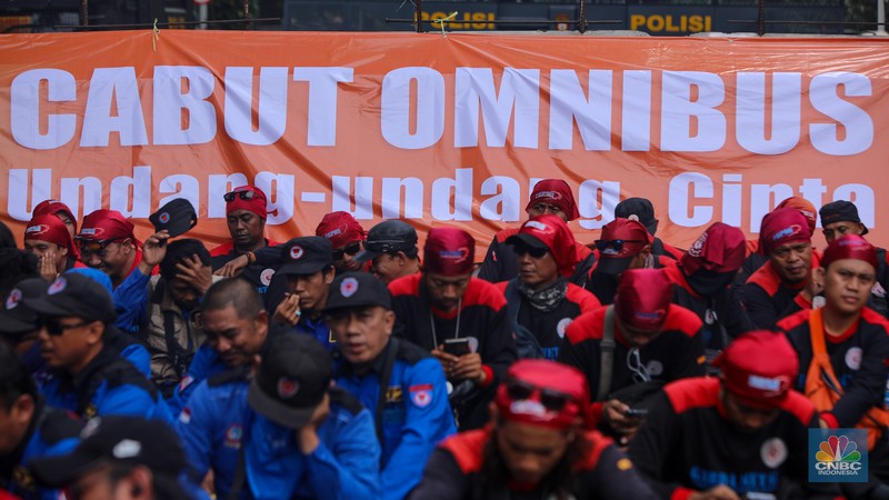 Buruh melakukan unjuk rasa di kawasan Patung Kuda, Jalan Merdeka Barat, Jakarta, Kamis (31/10/2024). (CNBC Indonesia/Faisal Rahman) Buruh melakukan unjuk rasa di kawasan Patung Kuda, Jalan Merdeka Barat, Jakarta, Kamis (31/10/2024). (CNBC Indonesia/Faisal Rahman)