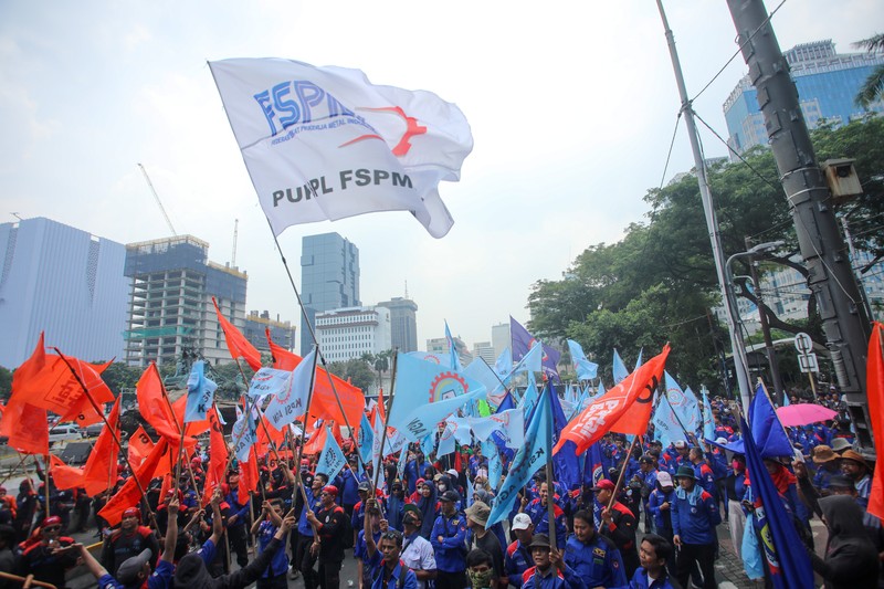 Buruh melakukan unjuk rasa di kawasan Patung Kuda, Jalan Merdeka Barat, Jakarta, Kamis (31/10/2024). (CNBC Indonesia/Faisal Rahman)