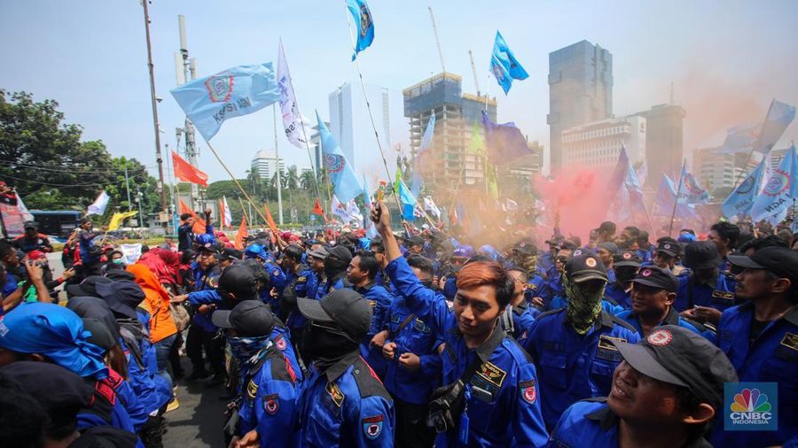 Buruh melakukan unjuk rasa di kawasan Patung Kuda, Jalan Merdeka Barat, Jakarta, Kamis (31/10/2024). (CNBC Indonesia/Faisal Rahman)