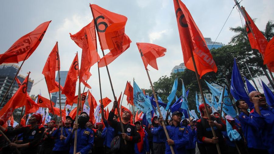 Buruh melakukan unjuk rasa di kawasan Patung Kuda, Jalan Merdeka Barat, Jakarta, Kamis (31/10/2024). (CNBC Indonesia/Faisal Rahman)