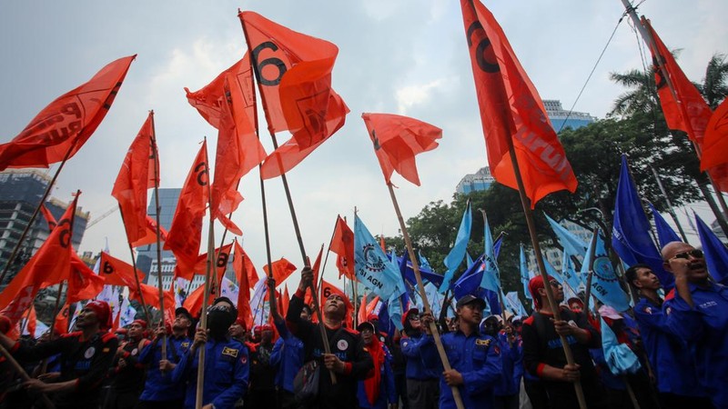 Buruh melakukan unjuk rasa di kawasan Patung Kuda, Jalan Merdeka Barat, Jakarta, Kamis (31/10/2024). (CNBC Indonesia/Faisal Rahman)
