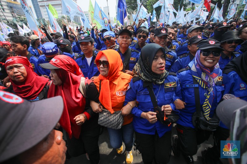 Buruh melakukan unjuk rasa di kawasan Patung Kuda, Jalan Merdeka Barat, Jakarta, Kamis (31/10/2024). (CNBC Indonesia/Faisal Rahman) Buruh melakukan unjuk rasa di kawasan Patung Kuda, Jalan Merdeka Barat, Jakarta, Kamis (31/10/2024). (CNBC Indonesia/Faisal Rahman)