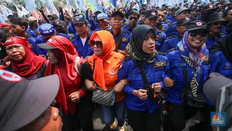 Buruh melakukan unjuk rasa di kawasan Patung Kuda, Jalan Merdeka Barat, Jakarta, Kamis (31/10/2024). (CNBC Indonesia/Faisal Rahman)