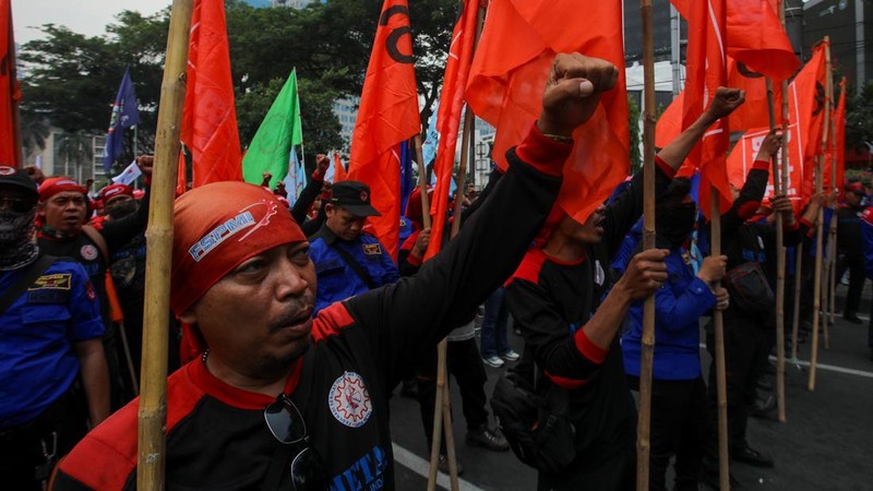 Buruh melakukan unjuk rasa di kawasan Patung Kuda, Jalan Merdeka Barat, Jakarta, Kamis (31/10/2024). (CNBC Indonesia/Faisal Rahman)