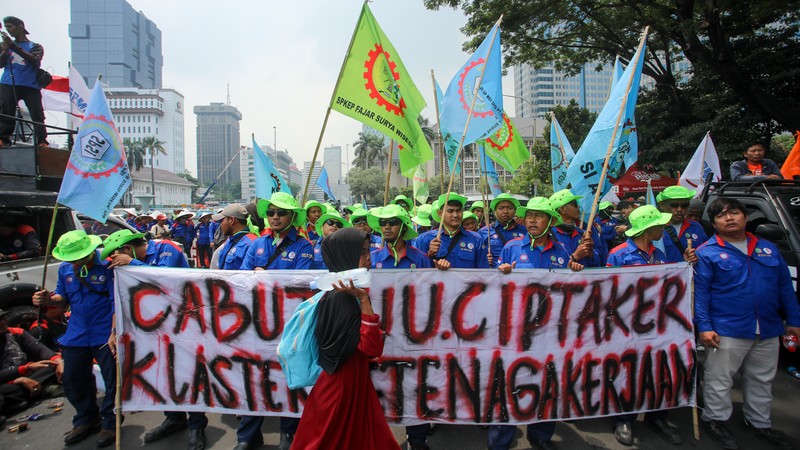 Buruh melakukan unjuk rasa di kawasan Patung Kuda, Jalan Merdeka Barat, Jakarta, Kamis (31/10/2024). (CNBC Indonesia/Faisal Rahman) Buruh melakukan unjuk rasa di kawasan Patung Kuda, Jalan Merdeka Barat, Jakarta, Kamis (31/10/2024). (CNBC Indonesia/Faisal Rahman)