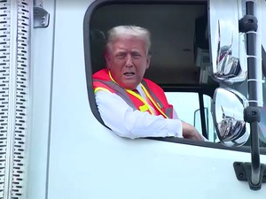 Video: Trump Jadi Sopir Truk Sampah saat Kampanye di Wisconsin