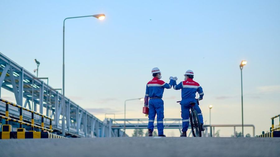Dua Perwira PT Pertamina Hulu Rokan (PHR) tengah melakukan peninjauan di salah satu lapangan minyak di WK Rokan. (Dok: PT Pertamina Hulu Rokan (PHR)