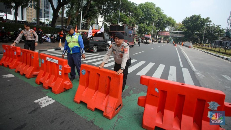Jelang demo buruh terkait putusan uji materil Mahkamah Konstitusi (MK) terhadap Undang-Undang Cipta Kerja. (վ/Faisal Rahman)