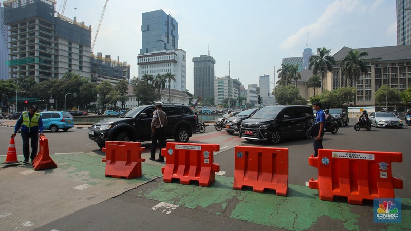 Jelang demo buruh terkait putusan uji materil Mahkamah Konstitusi (MK) terhadap Undang-Undang Cipta Kerja. (CNBC Indonesia/Faisal Rahman)