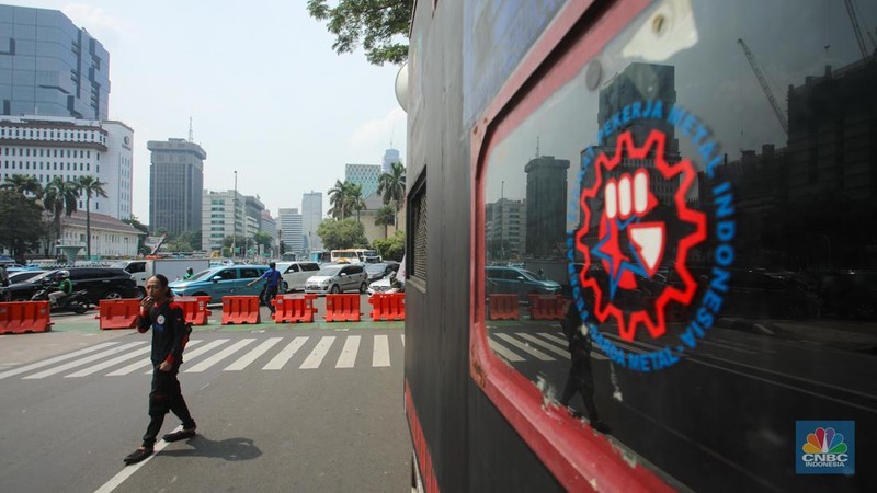 Jelang demo buruh terkait putusan uji materil Mahkamah Konstitusi (MK) terhadap Undang-Undang Cipta Kerja. (վ/Faisal Rahman)