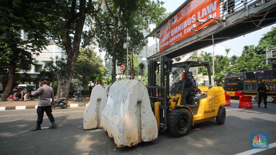 Jelang demo buruh terkait putusan uji materil Mahkamah Konstitusi (MK) terhadap Undang-Undang Cipta Kerja. (վ/Faisal Rahman)