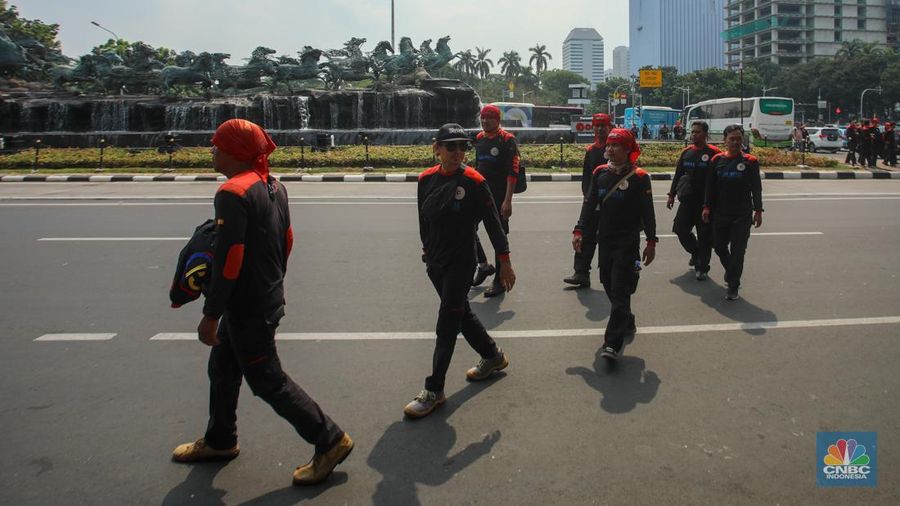 Jelang demo buruh terkait putusan uji materil Mahkamah Konstitusi (MK) terhadap Undang-Undang Cipta Kerja. (վ/Faisal Rahman)