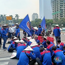 Lautan 'Biru' Ribuan Buruh Serbu Kawasan Patung Kuda, Bakal Geruduk MK
