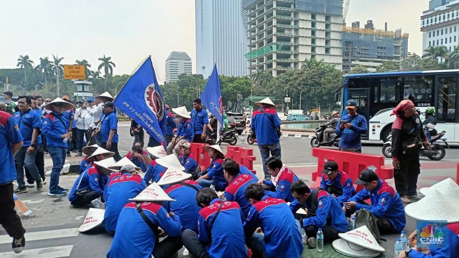 Kalangan buruh melakukan aksi unjuk rasa di jalanan Jakarta pada Kamis (31/10/2024). (CNBC Indonesia/Feri Sandi)