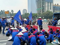 Lautan 'Biru' Ribuan Buruh Serbu Kawasan Patung Kuda, Bakal Geruduk MK