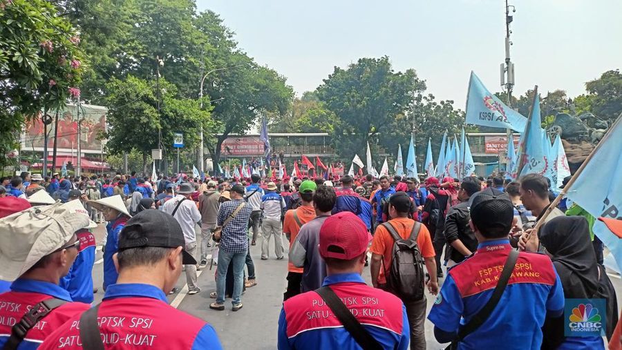Kalangan buruh melakukan aksi unjuk rasa di jalanan Jakarta pada Kamis (31/10/2024). (CNBC Indonesia/Feri Sandi)