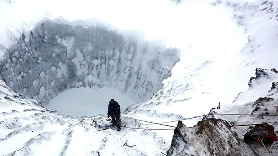 Kawah pertama terlihat di lapisan es Siberia pada tahun 2014. (via Morgado, A. et al., Geophysical Research Letters, 2024)