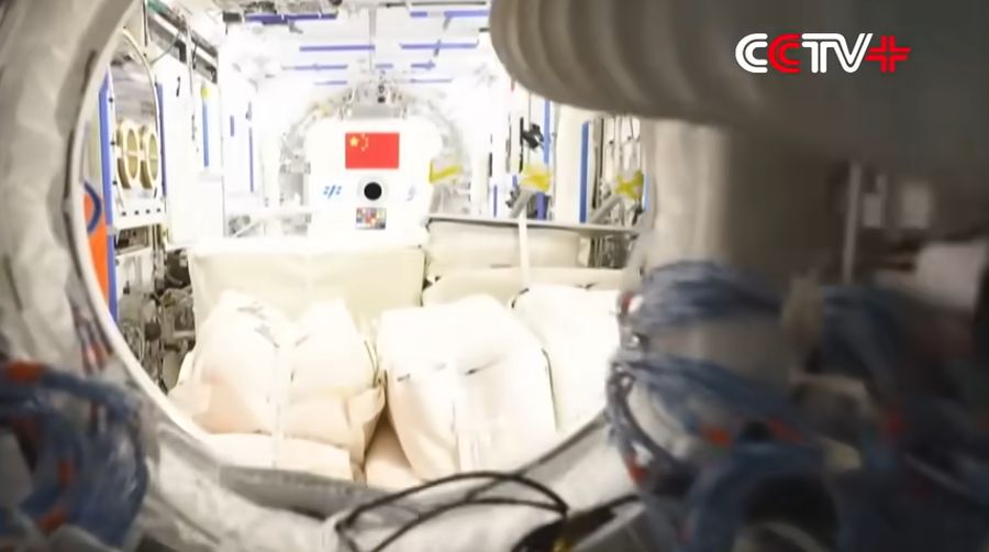 Kru Shenzhou-18 merekam video yang memperlihatkan kehidupan dan pekerjaan di luar angkasa. (Tangkapan Layar Youtube CCTV)