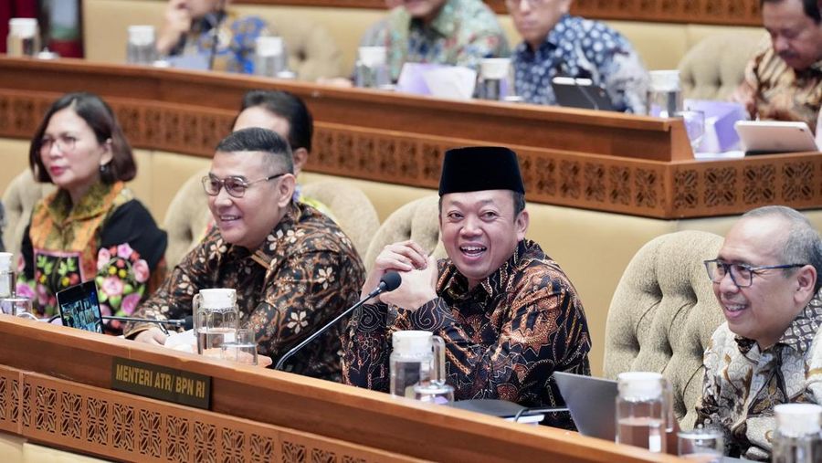 Menteri Agraria dan Tata Ruang/Kepala Badan Pertanahan Nasional (ATR/BPN), Nusron Wahid menyampaikan Program 100 Hari Kerjanya dalam Kabinet Merah Putih di hadapan Pimpinan dan Anggota Komisi II Dewan Perwakilan Rakyat Republik Indonesia (DPR RI) dalam Rapat Kerja di Gedung Nusantara II, Rabu (30/10/1024). (Dok: Kementerian ATR/ BPN)