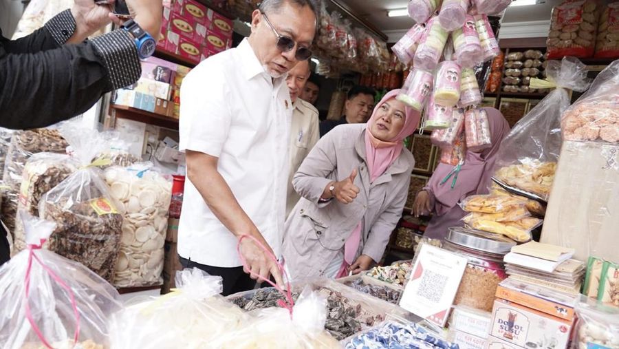 Menteri Koordinator Bidang Pangan, Zulkifli Hasan (Zulhas) melakukan inspeksi mendadak (sidak) harga bahan pokok atau pangan di Pasar Kosambi, Kota Bandung. (Dok: Tim Media Menko Pangan)