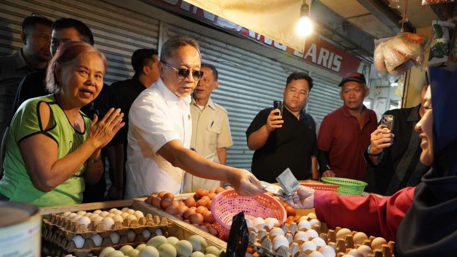 Menteri Koordinator Bidang Pangan, Zulkifli Hasan (Zulhas) melakukan inspeksi mendadak (sidak) harga bahan pokok atau pangan di Pasar Kosambi, Kota Bandung. (Dok: Tim Media Menko Pangan)