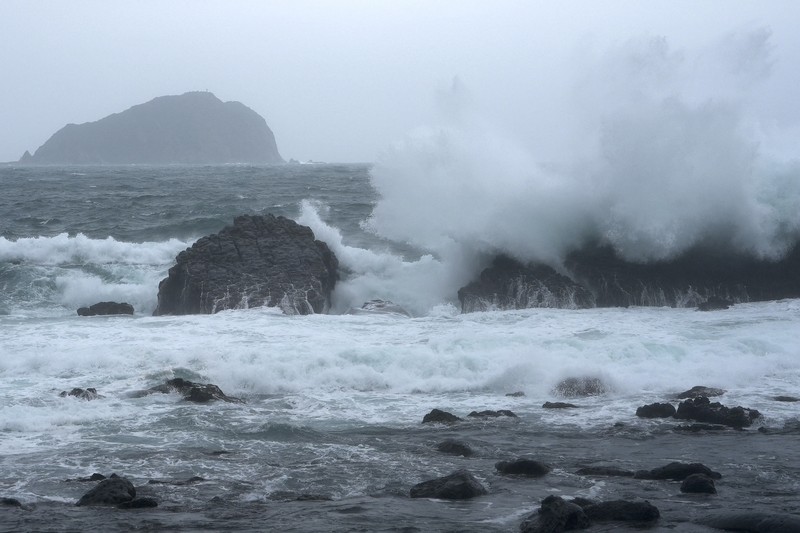 Ombak menghantam sepanjang pantai pelabuhan nelayan Pa-tou-tzu menjelang kedatangan Topan Kong-rey di Keelung di timur laut Taiwan pada Rabu, 30 Oktober 2024. (AP/Johnson Lai) Ombak menghantam sepanjang pantai pelabuhan nelayan Pa-tou-tzu menjelang kedatangan Topan Kong-rey di Keelung di timur laut Taiwan pada Rabu, 30 Oktober 2024. (AP/Johnson Lai)