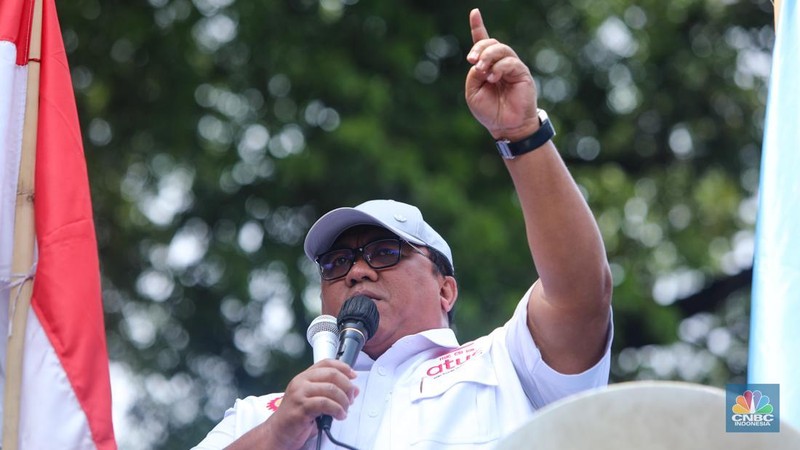 Buruh melakukan unjuk rasa di kawasan Patung Kuda, Jalan Merdeka Barat, Jakarta, Kamis (31/10/2024). (CNBC Indonesia/Faisal Rahman)