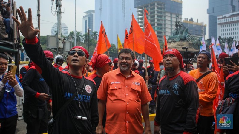Buruh melakukan unjuk rasa di kawasan Patung Kuda, Jalan Merdeka Barat, Jakarta, Kamis (31/10/2024). (CNBC Indonesia/Faisal Rahman)