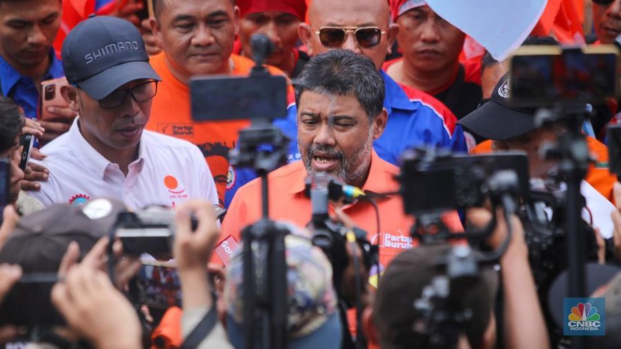 Presiden Partai Buruh, Said Iqbal saat unjuk rasa di kawasan Patung Kuda, Jalan Merdeka Barat, Jakarta, Kamis (31/10/2024). (վ/Faisal Rahman)
