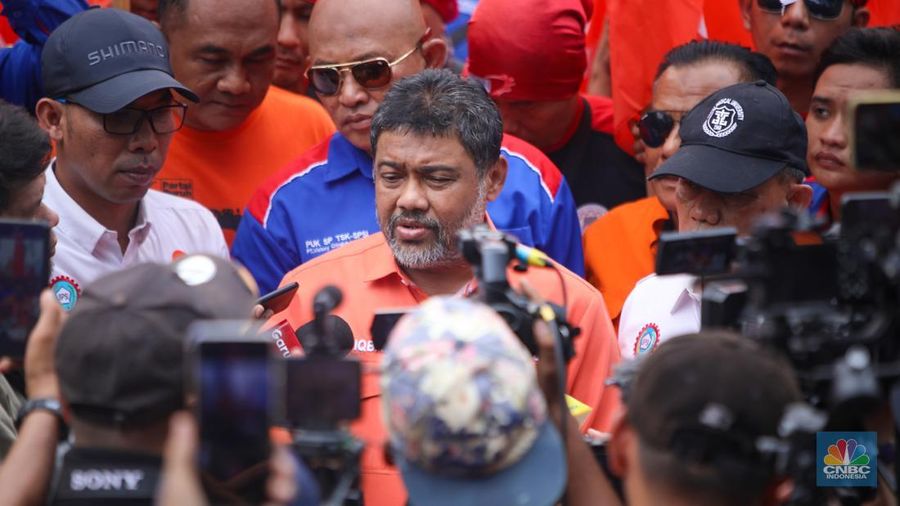 Presiden Partai Buruh, Said Iqbal saat unjuk rasa di kawasan Patung Kuda, Jalan Merdeka Barat, Jakarta, Kamis (31/10/2024). (²©²ÊÍøÕ¾/Faisal Rahman)