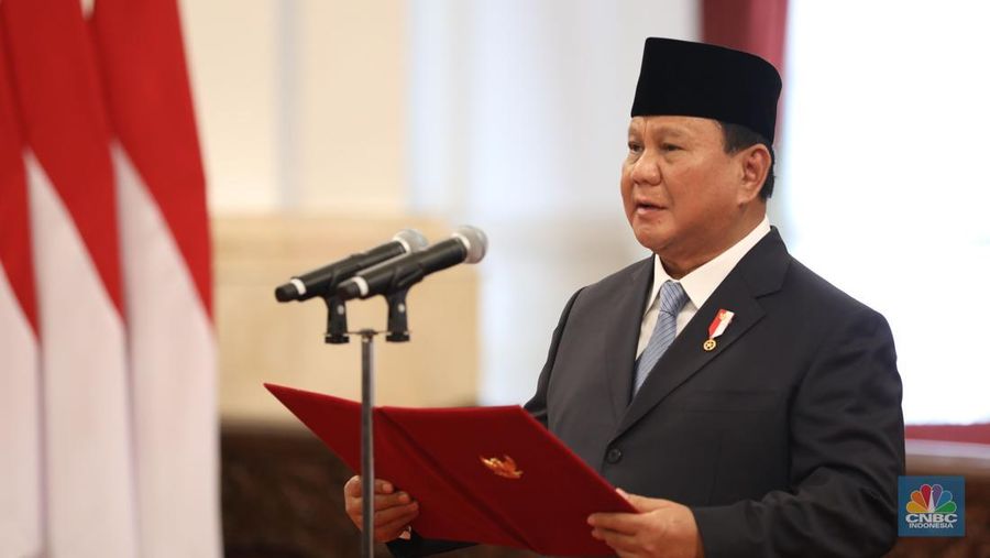 Presiden Prabowo Subianto (Prabowo) saat melantik menteri dan wakil menteri kabinet merah putih di Istana Negara, Jakarta. (CNBC Indonesia/Tri Susilo)