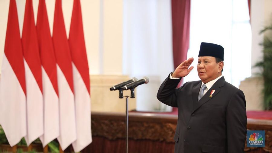 Presiden Prabowo Subianto (Prabowo) saat melantik menteri dan wakil menteri kabinet merah putih di Istana Negara, Jakarta. (²©²ÊÍøÕ¾/Tri Susilo)
