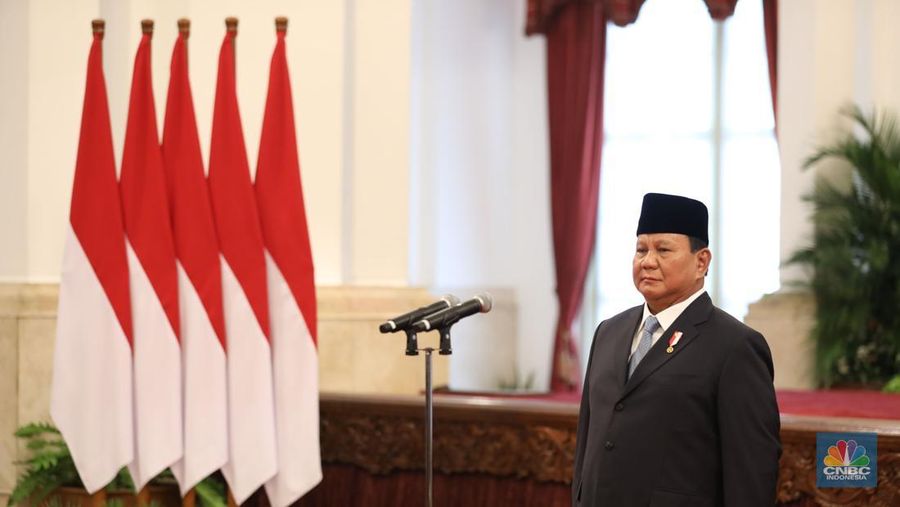 Presiden Prabowo Subianto (Prabowo) saat melantik menteri dan wakil menteri kabinet merah putih di Istana Negara, Jakarta. (CNBC Indonesia/Tri Susilo)