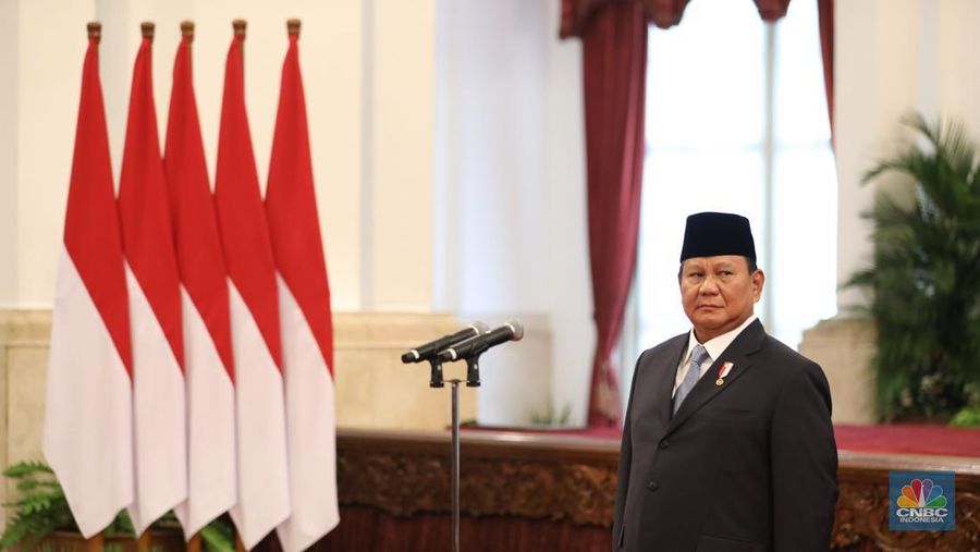 Presiden Prabowo Subianto (Prabowo) saat melantik menteri dan wakil menteri kabinet merah putih di Istana Negara, Jakarta. (CNBC Indonesia/Tri Susilo)