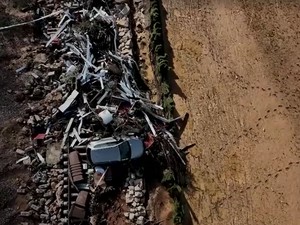 Video dari Udara Mobil-Mobil di Spanyol Menumpuk di Rel Kereta Gegara Banjir