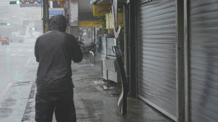 Ombak menghantam sepanjang pantai pelabuhan nelayan Pa-tou-tzu menjelang kedatangan Topan Kong-rey di Keelung di timur laut Taiwan pada Rabu, 30 Oktober 2024. (AP/Johnson Lai)