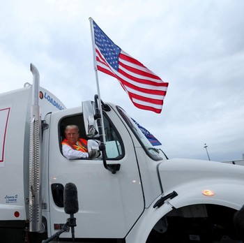 Potret Donald Trump Jadi 'Pasukan Oranye', Naik Truk Sampah
