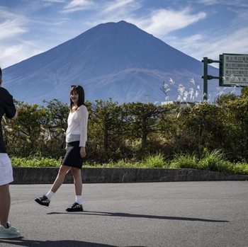 Potret Fenomena Langka Gunung Fuji 'Botak' Tanpa Salju