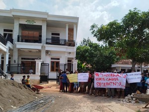 Warga Demo Ponpes di Bangkalan yang Pengasuhnya Diduga Cabuli Santriwati