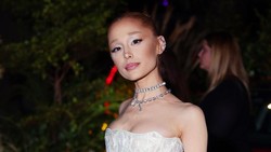 Ariana Grande Menangis Tanggapi Komentar Pedas tentang Bentuk Tubuhnya